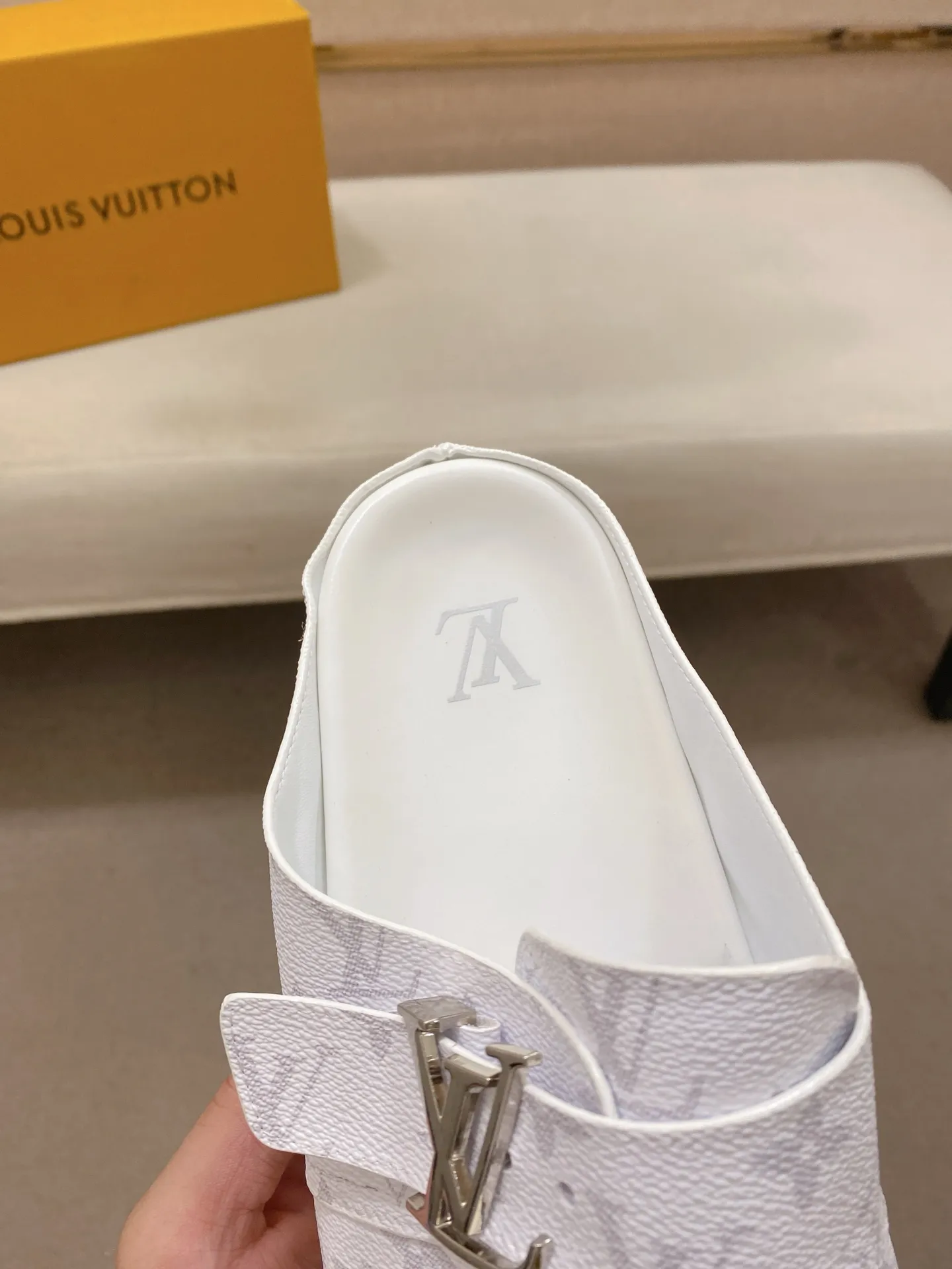 Men's shoes 💰: 360💰Made by LV🔍Top purchasing agents, men's spring and summer slippers are synchronized in the counters. The uppers are made of imported materials from Italy with logo graphics and high-quality craftsmanship. The soles: original soles specially provided by the original factory. The exclusive movable molded soles are super comfortable. Original goods follow the order, 🔍🔍high quality, you can enter and exit the counter at will. Welcome to compare, code number 38-44.
